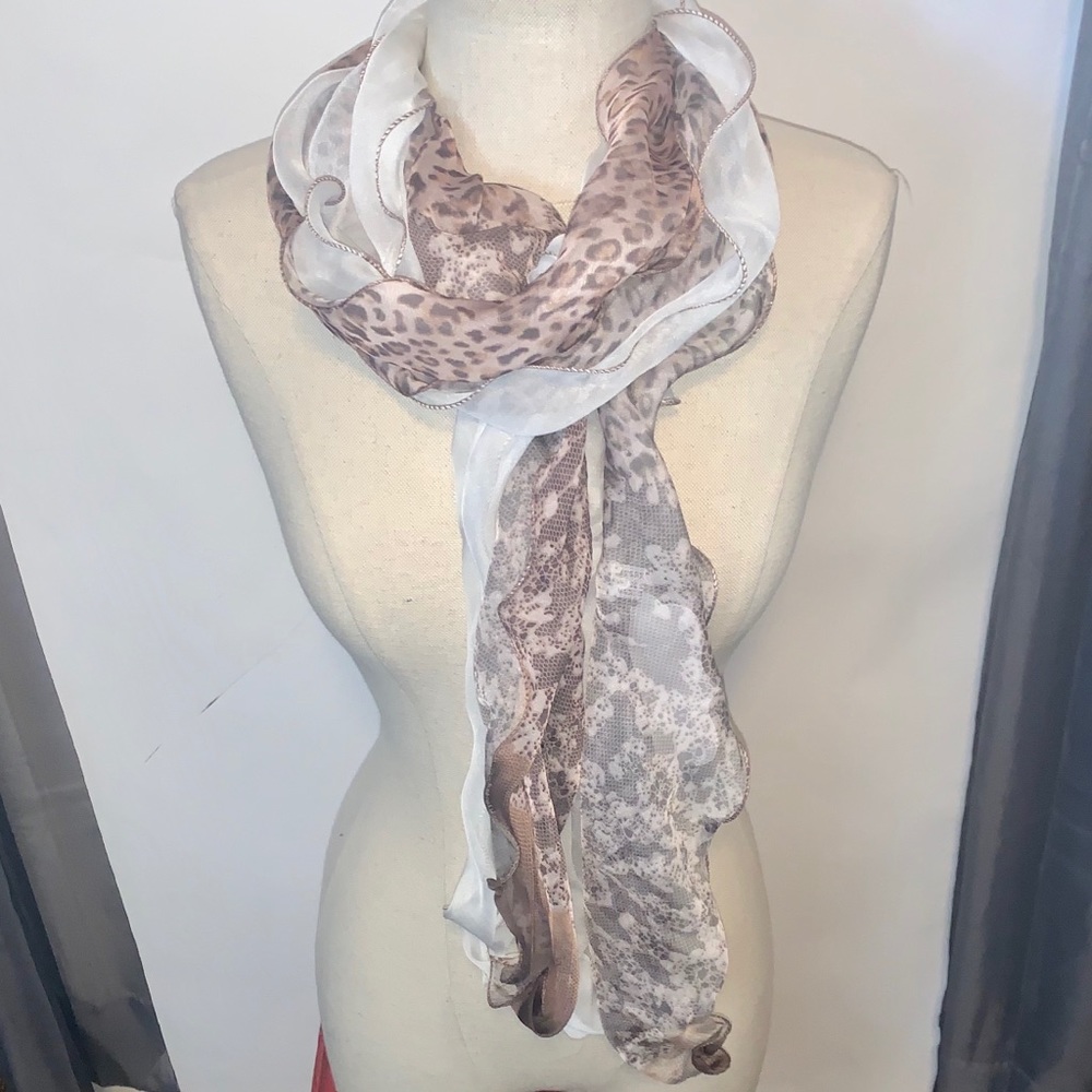 Leopard Scarf - Picture 3 of 4